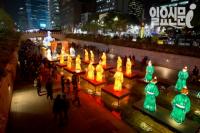 [포토] 2013 서울 등 축제 개막...휴일 앞둔 시민들 청계천 나들이