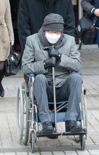 '휠체어에 마스크 착용' 이재현 CJ 회장, 3차 공판 출석