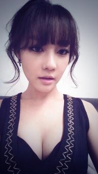 고우리 볼륨셀카..숨막히는 가슴골 노출