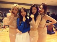걸스데이 ‘인기가요’ 1위 인증샷..엄지키스