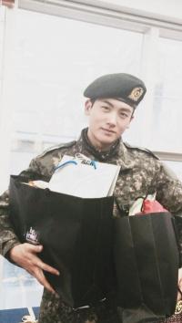 박형식, 퇴소하자마자 회사로 달려와 4주년 인증샷