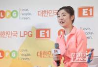 ‘피겨여왕’ 김연아가 4일 오전 서울 영등포구 타임스퀘어 아트리움 광장에서 열린 ‘E1과 함께하는 귀국 환영회’에서 환하게 웃고 있다.