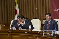 김재원 의원과 귀엣말을 나누는 유일호 정책위수석부위원장