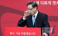 물 마시는 김황식, ‘서울시장 공식 출마 선언’