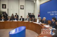 회의실안의 김대중 노무현 전대통령의 초상화