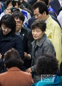 박근혜 대통령 ‘연출사진’ ‘가식조문’ 논란 왜? 온라인서 부글부글