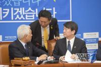최고위 회의에 참석한 정청래 의원이 김한길 대표에게 말을 하고 있다.