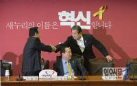 이완구 원내대표와 악수하는 김무성 의원 뒤로 드리워진 그림자