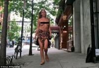 “인스타그램은 젖꼭지를 허하라!” 나체로 뉴욕 산책 나선 스카우트 윌리스, 왜?