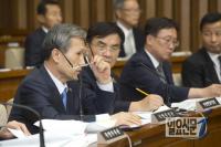김현미 의원의 질문에 신경질적으로 안경을 벗는 김관진 국방장관.