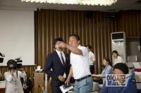 유족 대표가 김관진 국방부 장관에게 항의하고 있다.
