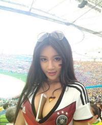 ‘G컵녀’ 판링, 가슴에 휴대폰 꽂고 독일 응원 인증…“독일 결승 진출할만 했네”