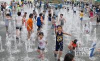 서울에 첫 폭염경보..물놀이 하는 아이들