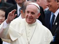 한국땅에서 손 흔드는 프란치스코 교황
