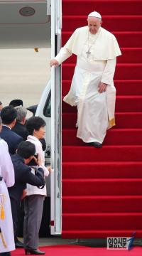 한국땅 밟는 프란치스코 교황
