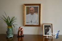 주한 교황청 대사관 내에 걸린 프란치스코 교황의 사진