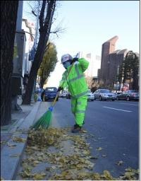 고대 앞에서 택시가 환경미화원 덮쳐 '중상'