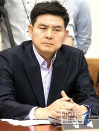 김태호 사퇴 두고 설왕설래 까닭