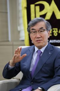 인천항만공사 유창근 사장 "선사, 부두운영사, 화주는 인천항을 만들어가는 가족"