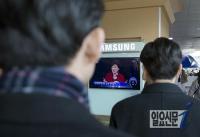 박근혜 대통령 신년기자회견 시청하는 시민들