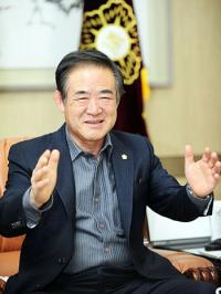 [만나봅시다] 김진우 수원시의회 의장