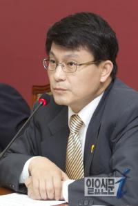 윤상현 특보 러시아 전승행사 출국, 대북 채널 가동 여부 주목