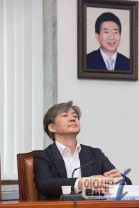 노무현 대통령 초상화 밑의 조국 교수