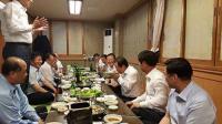 홍준표, 태풍 떠난 다음날 날벼락...도의원들과 '양푼폭탄주+노래방' 순례 