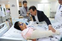 [포토] 윤장현 광주시장, 감전 부상 소방관 위문