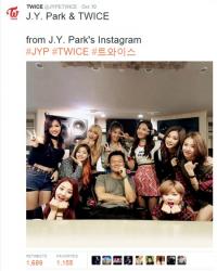 트와이스, 박진영 사장과 "깜찍 브이"..다정한 10명