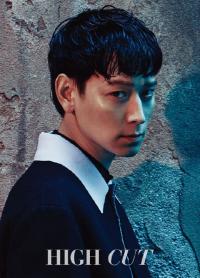 검은 사제들, 시선 압도하는 강동원 화보 공개