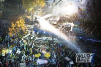 광화문 민중총궐기 집회 ‘빨간 우비 폭행’ 논란