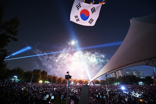 수원시, 광복 70주년 7천인 시민대합창 상징 조형물 설치