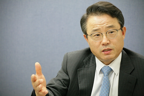 권혁세 “정치 호랑이굴에 들어선 경제 호랑이”
