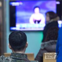 북한의 수소폭탄 실험 뉴스를 지켜고보 있는 군인