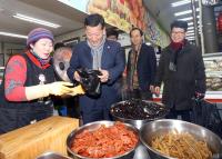 전주시의회 의원-직원, 설맞이 전통시장 장보기 나서 