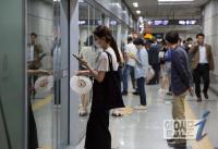 1호선 서울역 스크린도어 사고...80대 여성 가방 빼내려다 사망