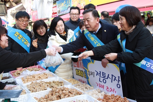 더불어민주당 경기도당 ‘전통시장 설맞이 장보기’ 행사 가져