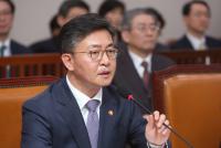 ‘개성공단 자금’ 관련 발언 해명하는 홍용표 장관
