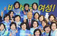 더민주당 김종인, 여성예비후보자들과 함께