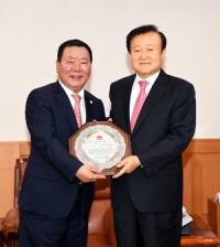 김천시, 군산시의회 정길수 운영위원장 감사패 전달