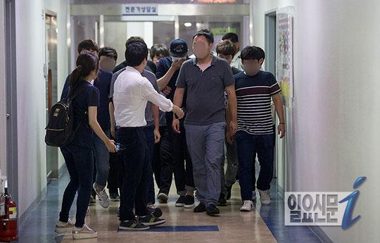 경호원 보호받으며 퇴근하는 박유천