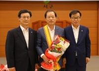 류한국 서구청장, 세계자유민주연맹 '자유장' 수상