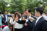 (기자를)밀치며 영장실질심사를 받기 위해 법원에 들어서는 박준영 의원