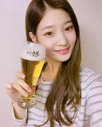‘혼술남녀’ 정채연...“같이 한 잔?” 맥주 부르는 청량한 미소