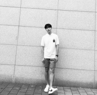 류준열, 반바지+운동화에도 우월 비율 사진 공개 "삐뚤어진 마음"