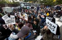 ‘빨간 우의가 백남기 죽음’ 이용식 교수, 서울대병원 무단침입 논란