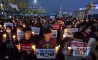 극보수단체 '엄마부대' 대표, 박근혜 대통령 퇴진 촉구 촛불집회 나온 여고생 폭행 '충격'