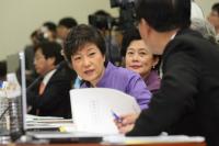 박근혜 의원 시절 줄기세포 관련법 대표발의 “밀월 정황”