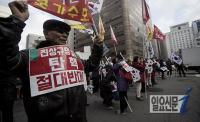 탄핵 반대 외치는 보수단체 회원들